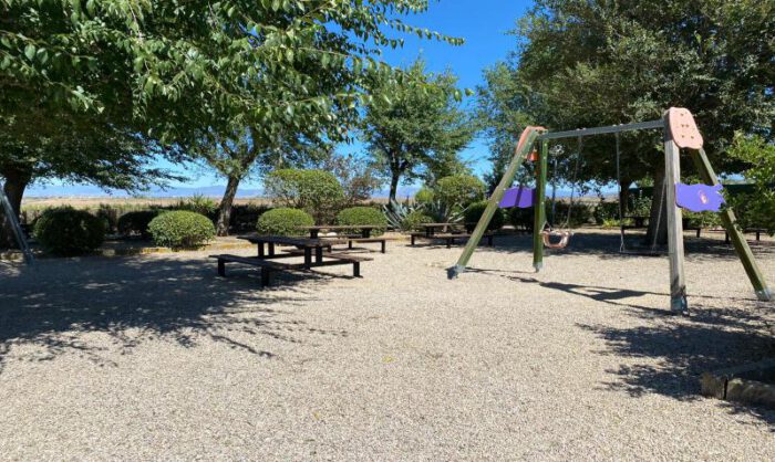 La zona cuenta con merendero y parque infantil.