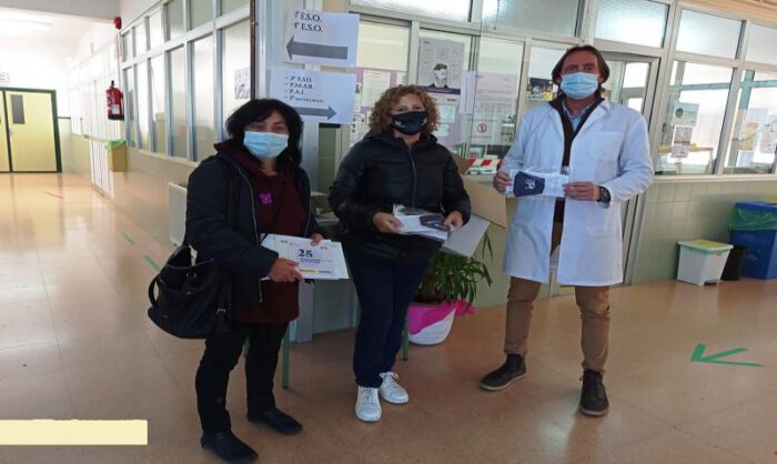 Ayuntamiento y Observatorio entregando las mascarillas.