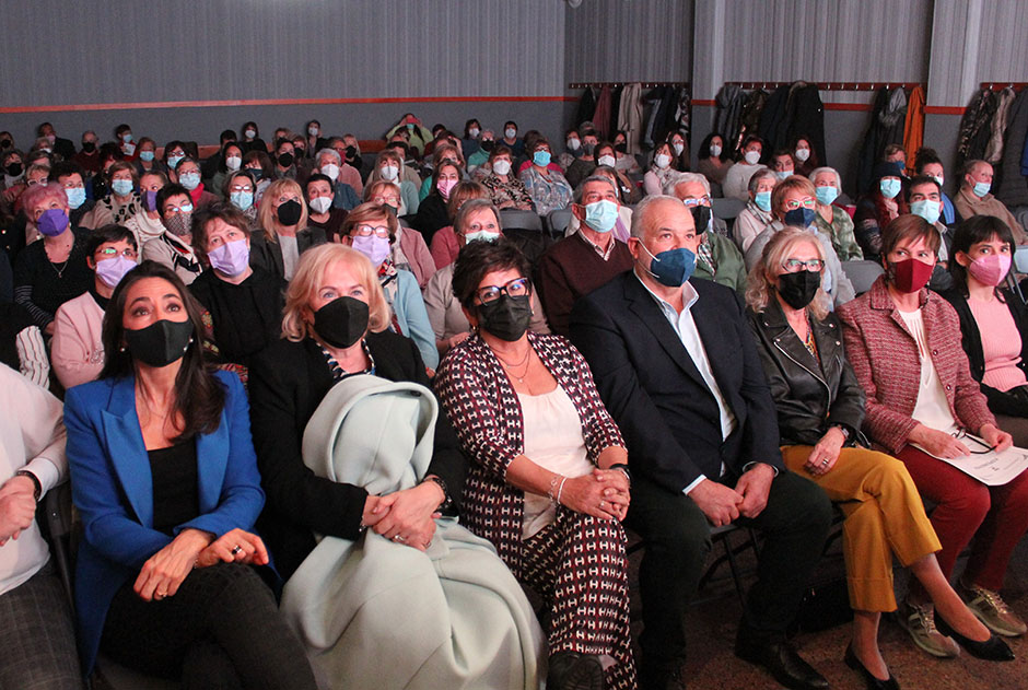 Las mujeres monegrinas llenaron el salón social de Robres.