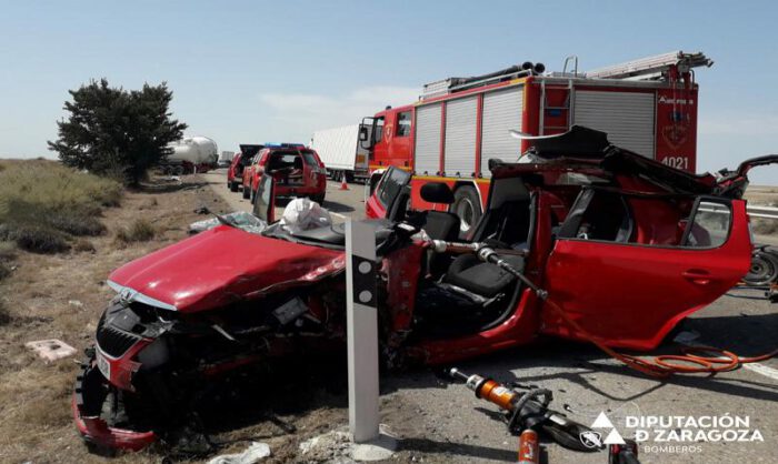 Efectivos del parque de Caspe han rescatado al conductor.