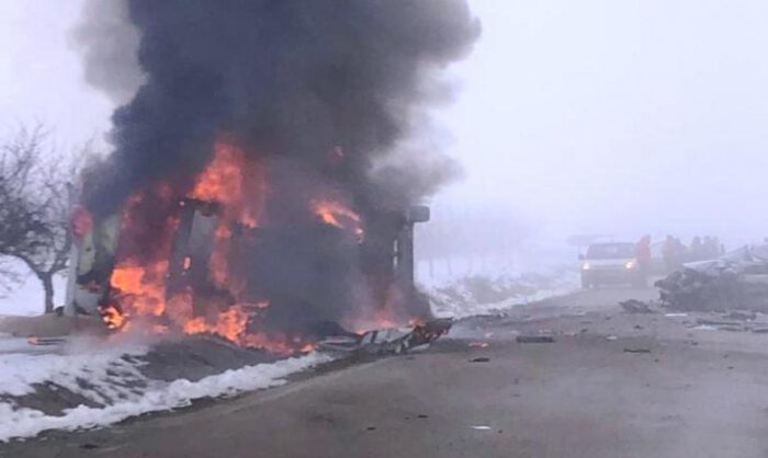 El camión ha resultado calcinado tras el choque.