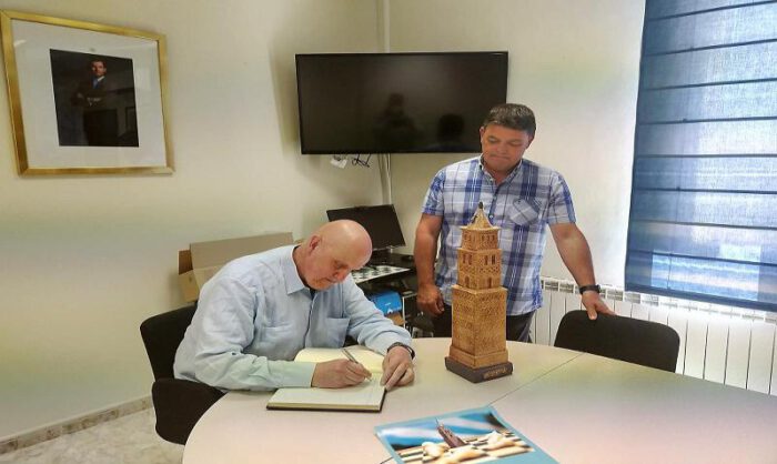 Leontxo Garcí­a firmando en el libro de honor.