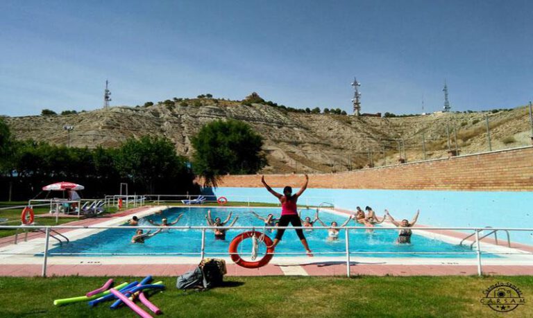 Imagen de una sesión de aquazumba en La Almolda. Imagen de una sesión de aquazumba en La Almolda.