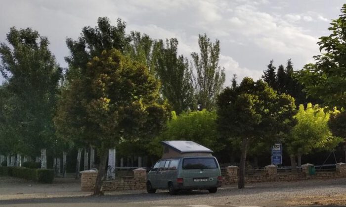 Una furgoneta descansa en el área de Sariñena.