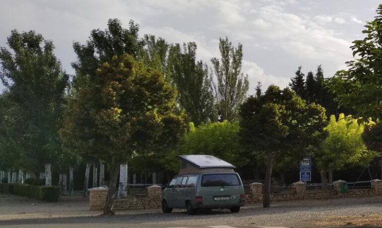 Una furgoneta descansa en el área de Sariñena. Una furgoneta descansa en el área de Sariñena.