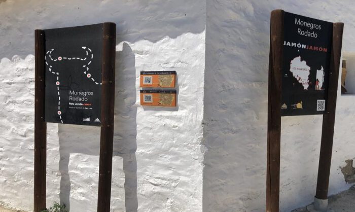 Los códigos QR se encuentran en puntos destacados.