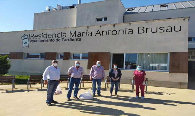 Los hermanos Bayod y Alcubierre entregaron el donativo. Los hermanos Bayod y Alcubierre entregaron el donativo.