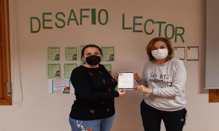 Una de las participantes del desafí­o lector recoge su premio
