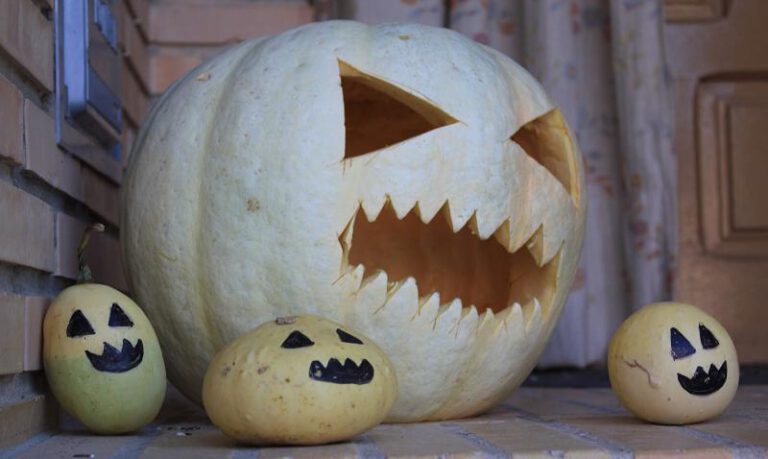Calabazas decorando la puerta de una vivienda.