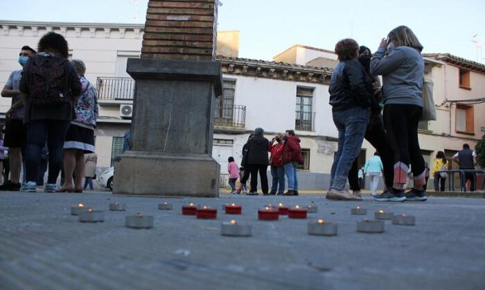 Seis velas rojas recordaban a las últimas ví­ctimas.