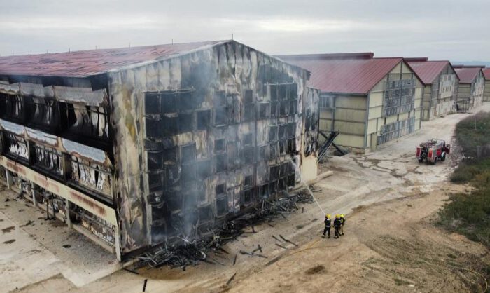 Bomberos del SPEIS durante las labores de extinción (DPH).