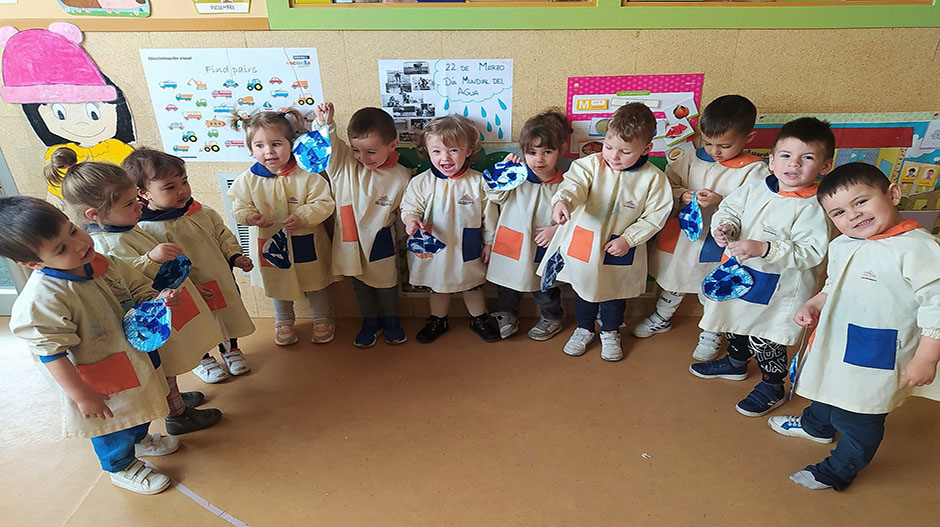 Los niños y niñas de las diferentes aulas crearon sus propias gotas de agua.