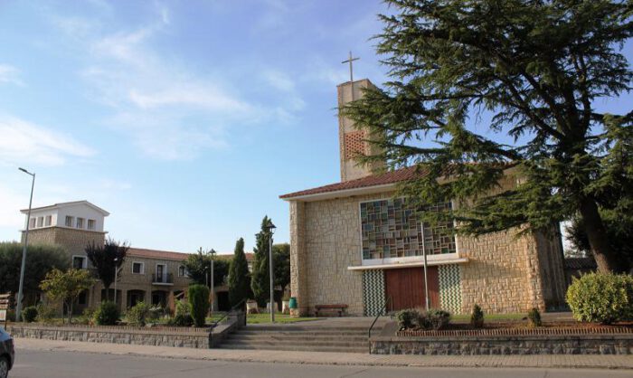 Iglesia y plaza de San Juan del Flumen.