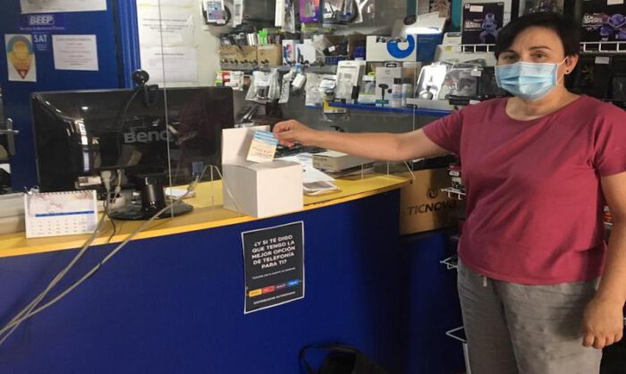 Una participante deposita su tarjeta en la urna.