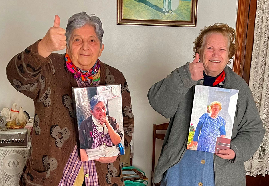 Luisita y Gloria, orgullosas con las fotos que realizó su nieto.