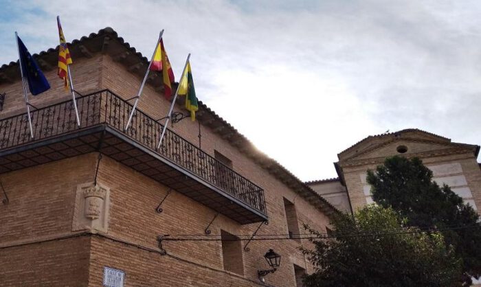 El granero de primicias y la iglesia de Robres.