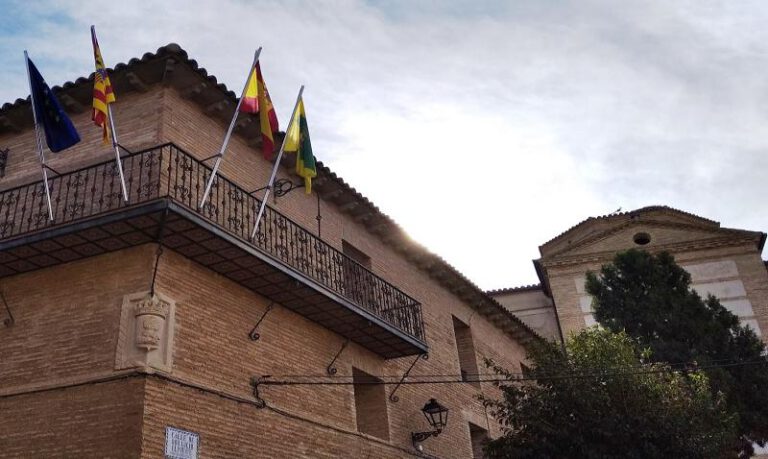 El granero de primicias y la iglesia de Robres. El granero de primicias y la iglesia de Robres.