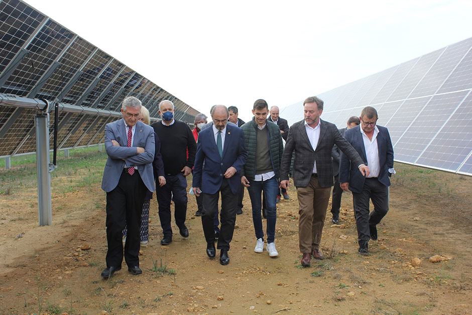 Lambán, durante su recorrido por las placas ya colocadas en la primera fase del proyecto fotovoltaico.