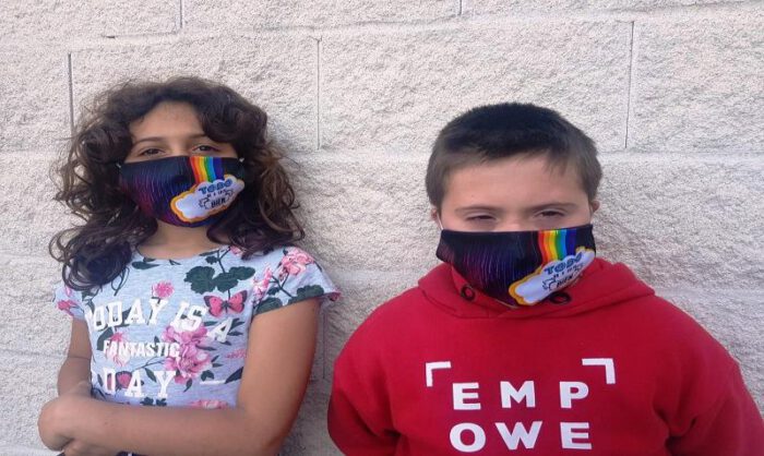 Dos pequeños de Sariñena lucen sus nuevas mascarillas.