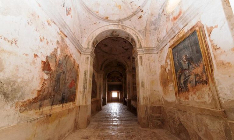 El conjunto pictórico supone más de 2.000 m2 de frescos. El conjunto pictórico supone más de 2.000 m2 de frescos.