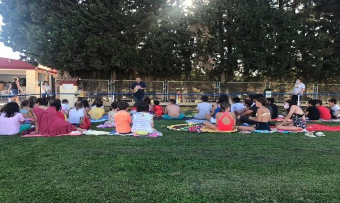 Cuentacuentos en la piscina. (Imagen Asoc. Peña de Alba).