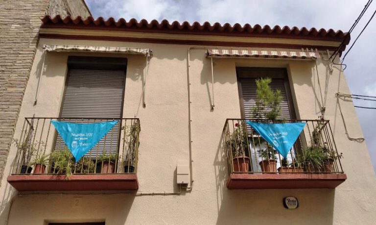 Pañoletas solidarias de la AECC en una fachada. Pañoletas solidarias de la AECC en una fachada.