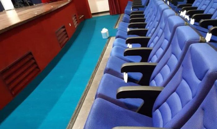 La sala ha sido limpiada por una empresa especializada.