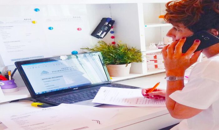 Técnicos del servicio ateniendo a sus usuarios.