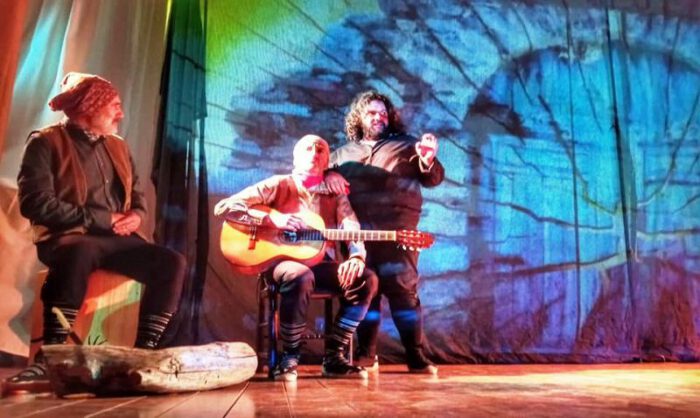 Varios actores en escena durante la obra. (Teatro de Robres)