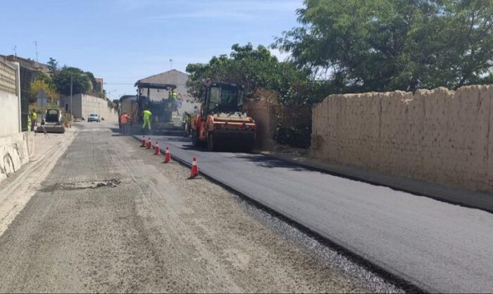 Trabajos de asfaltado en el travesí­a de Sena.