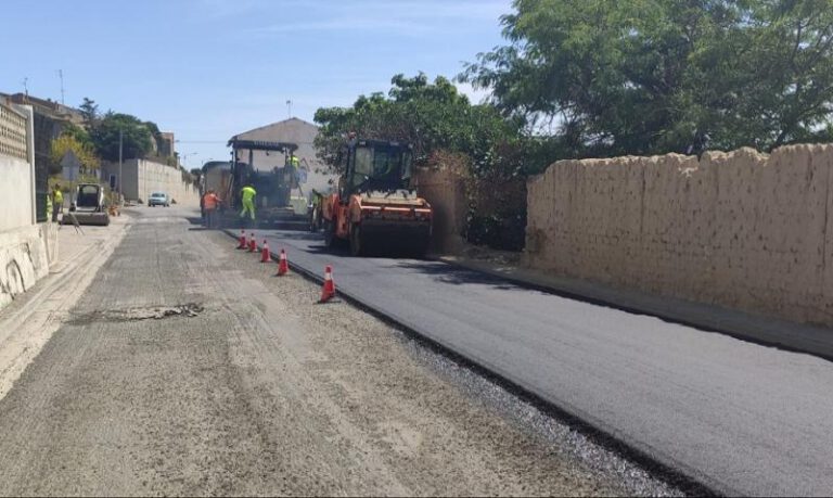 Trabajos de asfaltado en el travesía de Sena. Trabajos de asfaltado en el travesía de Sena.