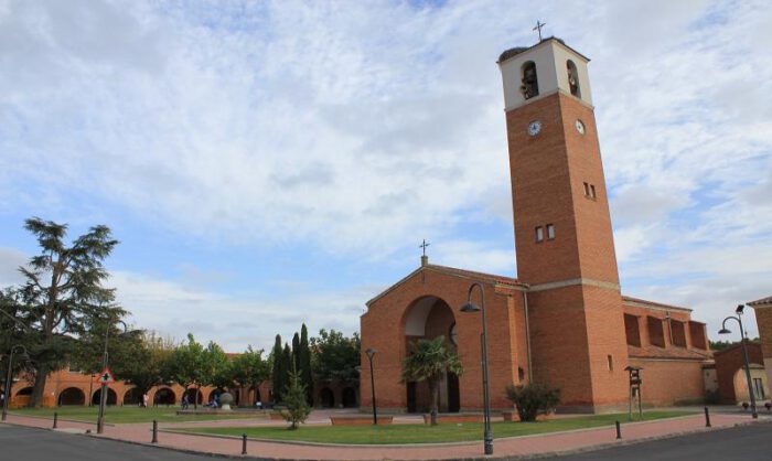 Plaza e iglesia de Frula.