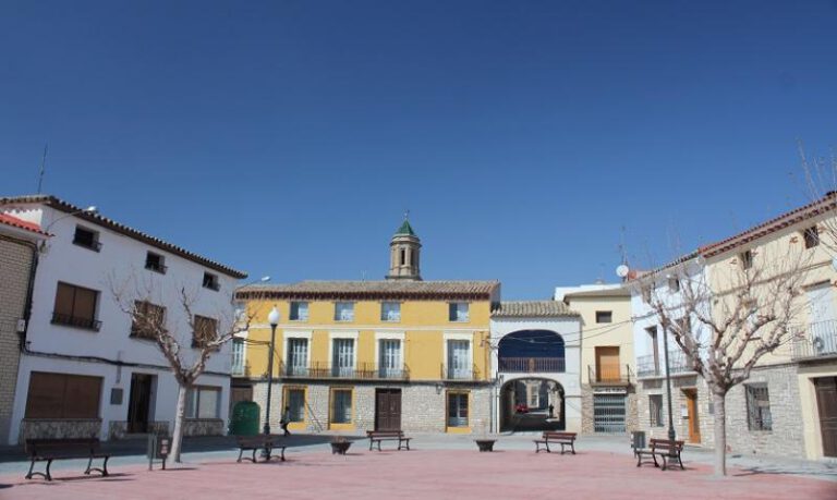 Plaza de Bujaraloz y arco de Santa Ana. Plaza de Bujaraloz y arco de Santa Ana.