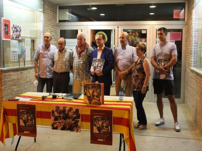 Miembros actuales y antiguos posan con el autor.