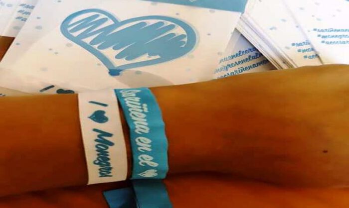 Pulseras solidarias. (Imagen AECC-Monegros).