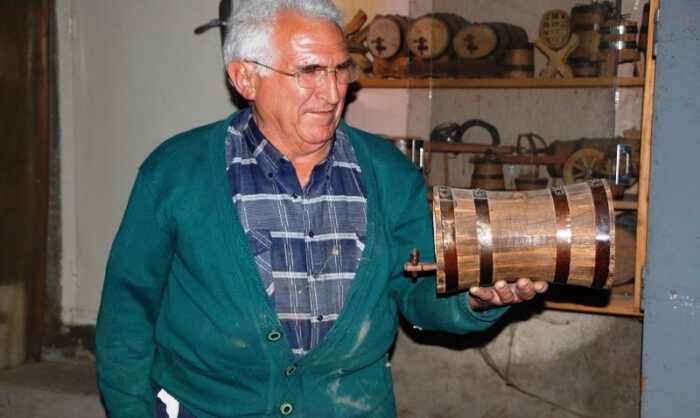 Manuel Queraltó sostiene una de sus obras en la mano.