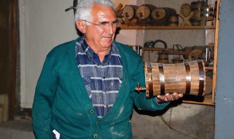 Manuel Queraltó sostiene una de sus obras en la mano. Manuel Queraltó sostiene una de sus obras en la mano.