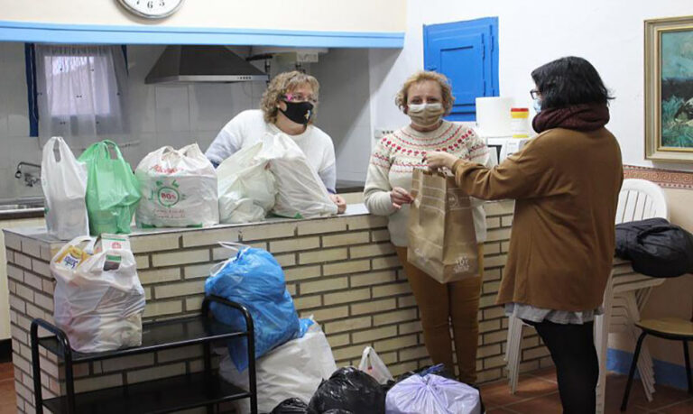 Voluntarias de San Juan recogiendo material para refugiados. Voluntarias de San Juan recogiendo material para refugiados.