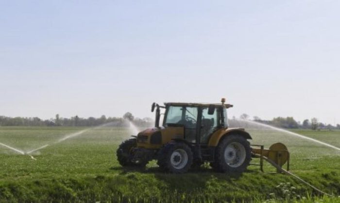 Regadí­o por aspersión en un campo.