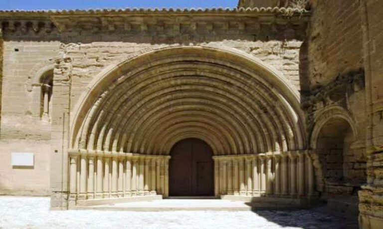 El monasterio será el foco de atracción. El monasterio será el foco de atracción.
