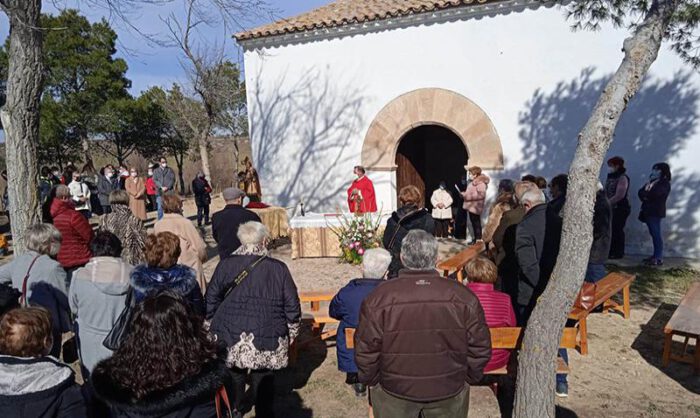 La misa ha tenido lugar en el exterior de la ermita.