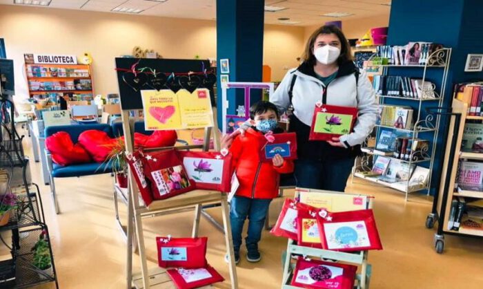 Usuarios de la biblioteca de Sariñena con sus libros.