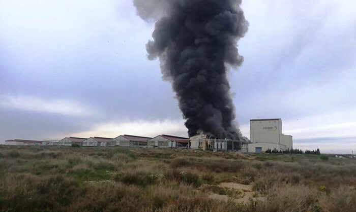 Columna de humo provocada por el incendio.