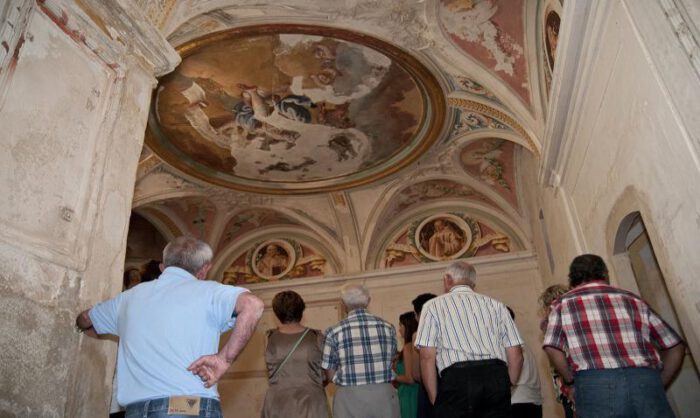 Visitantes en los claustrillos de la Cartuja.