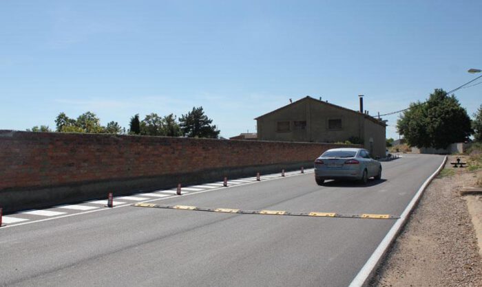 Ha sido renovado el firme y creada una senda peatonal.