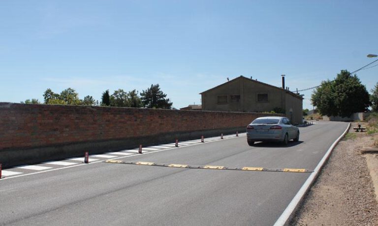 Ha sido renovado el firme y creada una senda peatonal. Ha sido renovado el firme y creada una senda peatonal.