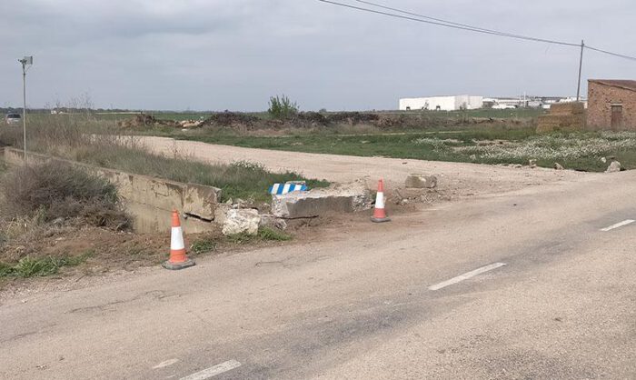 El vehí­culo impactó con una infraestructura de riego.