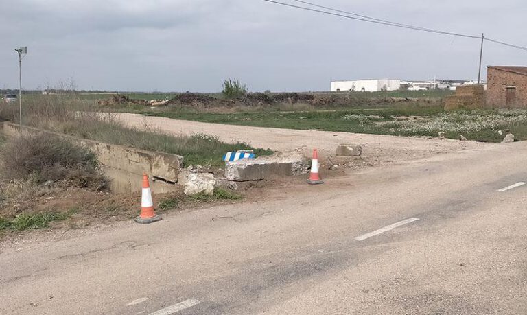 El vehículo impactó con una infraestructura de riego. El vehículo impactó con una infraestructura de riego.