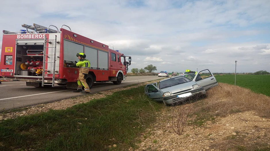 El accidente se produjo en la carretera A-131, dentro del término municipal de Sariñena.