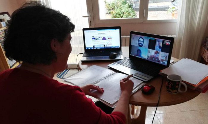 Una de las docentes en contacto con compañeros y alumnos.